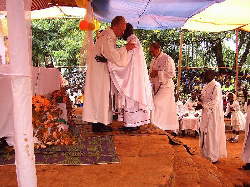 0180 priesterwijding kerk Mahagi.JPG